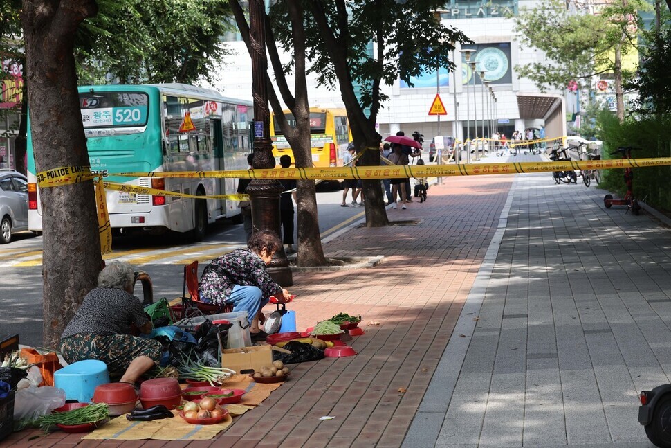 Police tape still cordoned off many areas surrounding Seohyeon Station on Aug. 4, the morning after a stabbing spree there left 14 injured. (Baek So-ah/The Hankyoreh)