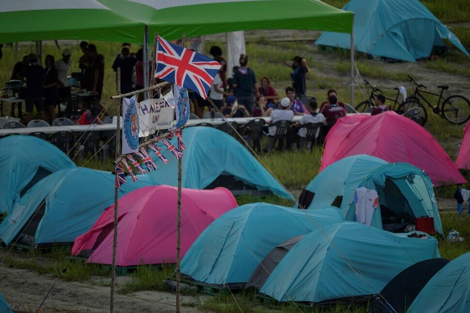 The UK flag flies at the campsite for the country’s contingent at the 2023 Saemangeum World Scout Jamboree on Aug. 5, the same day that the UK, US, and Singapore contingents decided to withdraw from the gathering. (AFP/Yonhap)