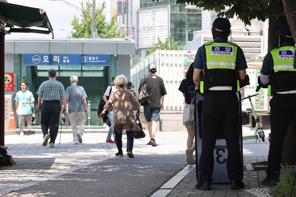 Police stand guard on patrol outside Ori Station in Seongnam on Aug. 4 after a post went up online threatening a copycat attack following a stabbing spree at Seohyeon Station on Aug. 3. (Baek So-ah/The Hankyoreh)