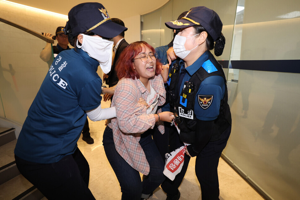 Police remove a student who entered the building where the Japanese Embassy is located in Seoul to deliver a letter of protest regarding Japan’s plan to dump contaminated water from the Fukushima nuclear plant. (Shin So-young/The Hankyoreh)