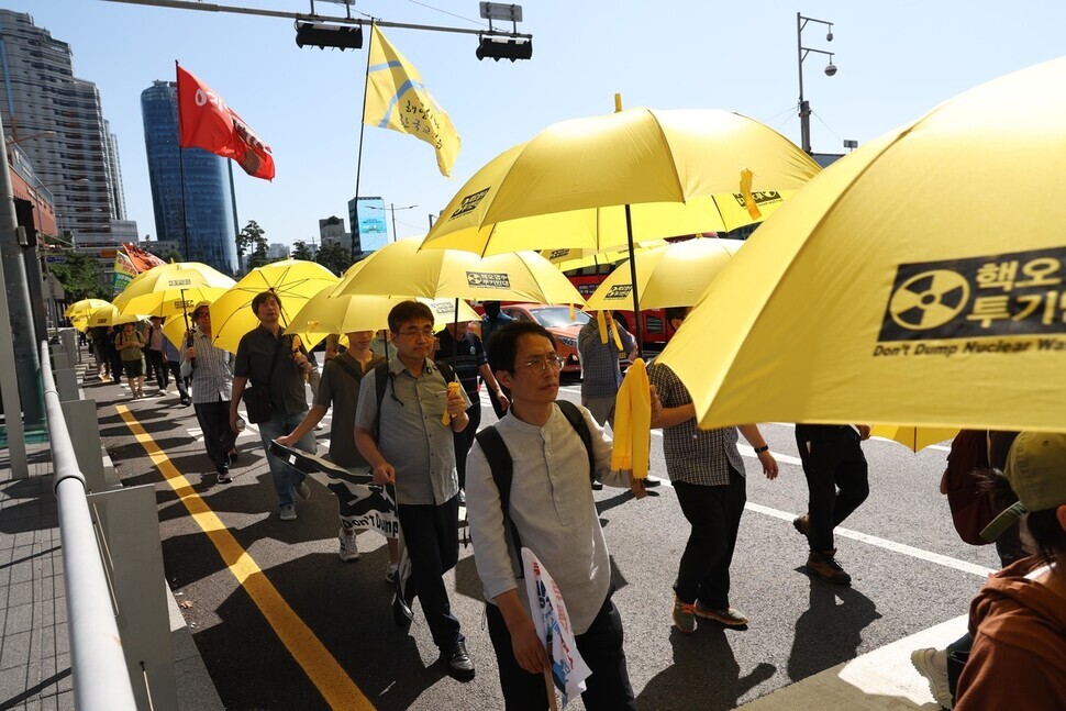 Participants in a nationwide walking pilgrimage protesting Japan’s dumping of contaminated water from Fukushima into the ocean make their way to the Japanese Embassy in Seoul on Sept. 7. (Kang Chang-kwang/The Hankyoreh)