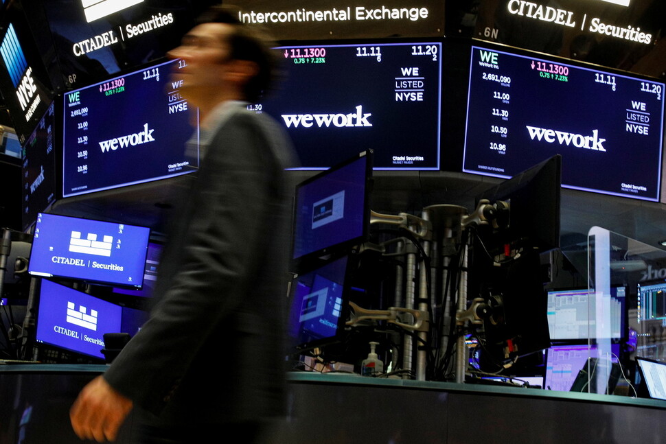 Em 21 de outubro de 2021, quando a WeWork foi listada indiretamente na NYSE, o logotipo da WeWork estava visível no painel eletrônico da bolsa de valores.  Reuters