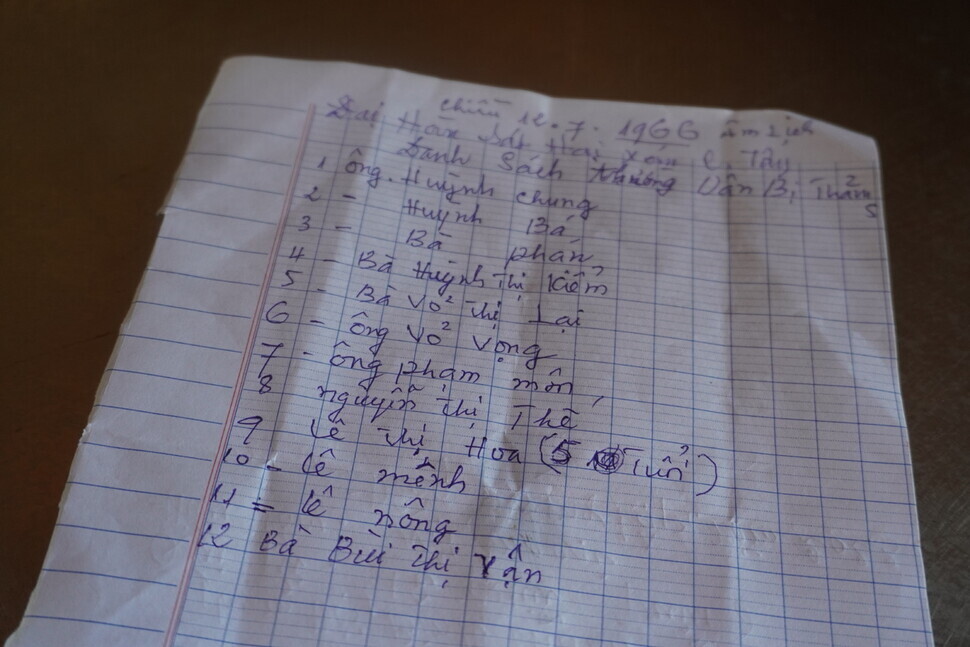 Le Van Hien’s handwritten list of 12 people who were killed by Korean forces. These are in addition to the 50 names he has already compiled. (Kwak Jin-san/The Hankyoreh)