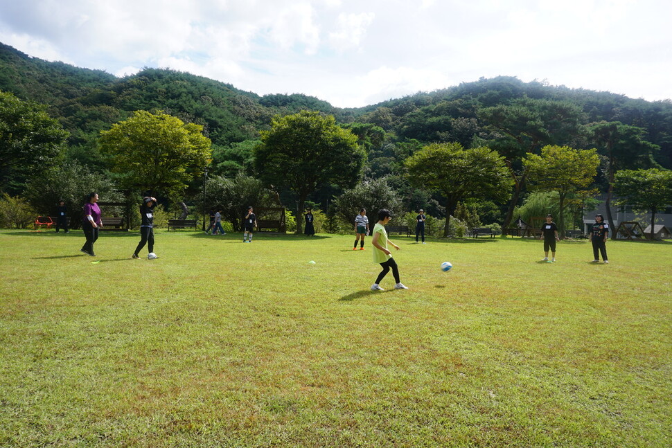 22일 오전 충남 공주 한국문화연수원 잔디밭에서 모아나 활동가의 지도 아래 ‘호쾌한 여자축구’ 프로그램이 진행되고 있다.