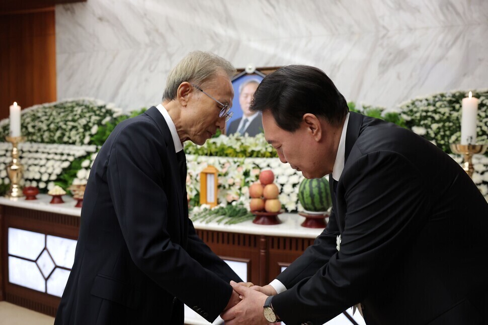 Former President Lee Myung-bak greets President Yoon Suk-yeol at the wake for the latter’s late father, Yonsei Professor Emeritus Yoon Ki-jung, at Severance Hospital’s funeral home on Auf. 15. (Yonhap)