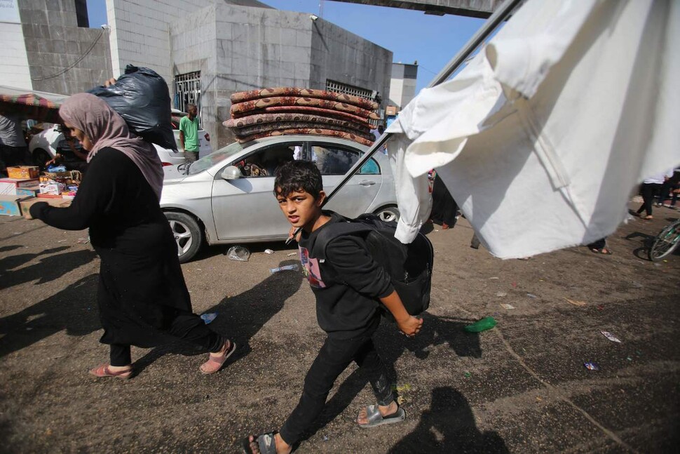 팔레스타인 가자지구의 핵심 도시인 가자시티 내의 시가전이 본격 시작된 것으로 확인되는 가운데 6일(현지시각) 한 소년이 임시로 만든 흰 깃발을 들고 어머니와 함께 피난길에 나서고 있다. 이스라엘방위군(IDF)이 이날 가자지구의 남북을 잇는 살라딘(살라훗딘) 도로에 4시간 동안 인도주의적 통행로를 열자, 가족 단위 주민들이 흰색 깃발을 들거나 머리 위에 손을 올리며 줄이어 남부로 향했다. 인도주의적 전투행위 중단, 전쟁 이후 가자지구의 통치 방식을 둘러싸고 미국과 이스라엘 간의 이견이 표면화되고 있어, 앞으로 며칠 동안 이뤄지는 정세 변화에 따라 향후 팔레스타인의 운명이 크게 요동치게 될 것으로 보인다. 가자/AFP 연합뉴스