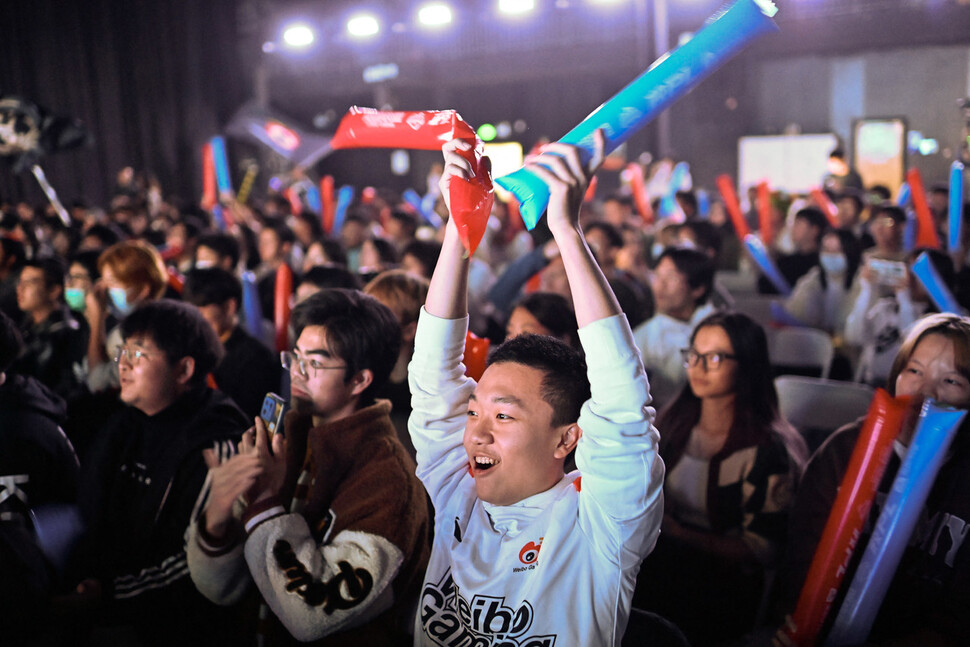 11월19일 중국 베이징 중국촨메이대학에서 팬들이 한국에서 열리는 T1과 웨이보 게이밍의 롤드컵 결승전을 대형 화면으로 보고 있다. AFP 연합뉴스