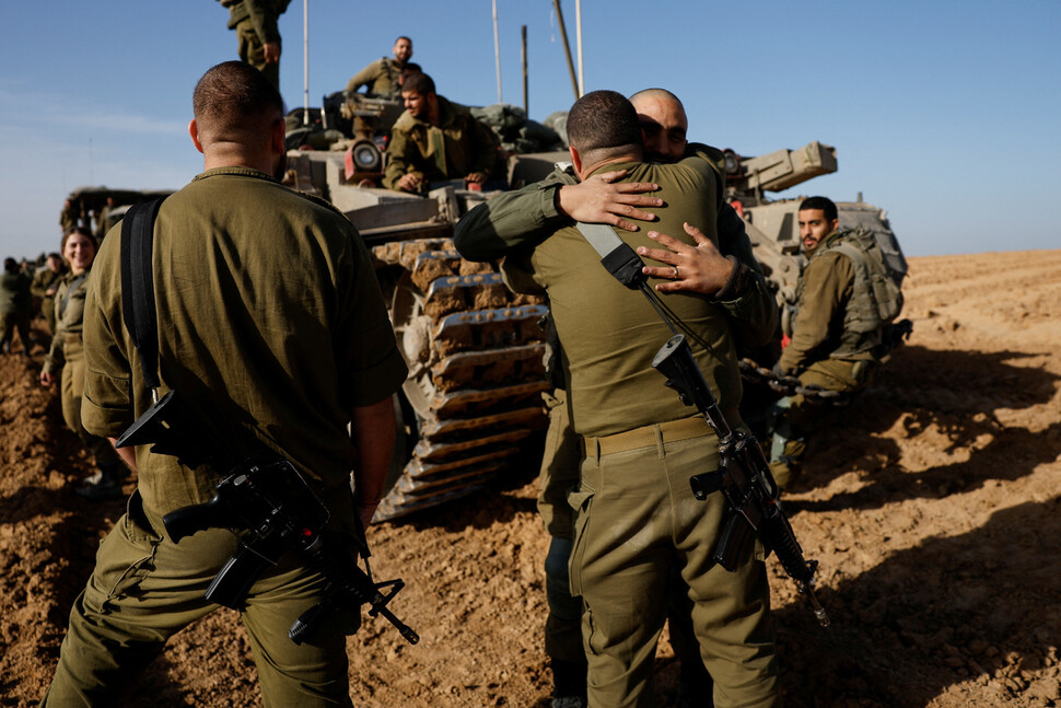 메인)2023년 11월24일 이스라엘군과 하마스 간 ‘일시적 교전 중단’ 합의에 따라 가자지구에서 철수한 이스라엘군 병사들이 얼싸안으며 인사를 나누고 있다. REUTERS 연합뉴스