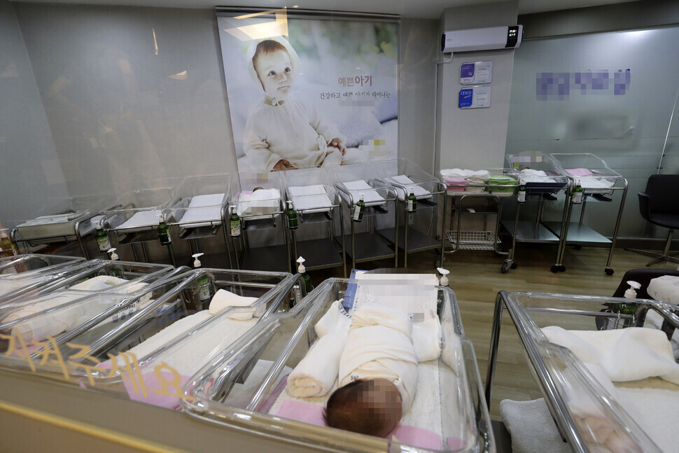A single infant can be seen in the nursery at an OBGYN office in Seoul’s Seongbuk District. (Kim Myoung-jin/The Hankyoreh)