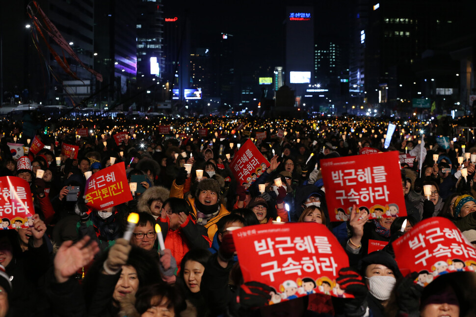 국회에서 박근혜 대통령 탄핵 소추안이 가결된 다음날인 2016년 12월10일 시민들이 서울 종로구 광화문광장에서 촛불집회를 열고 있다. 강창광 기자 chang@hani.co.kr