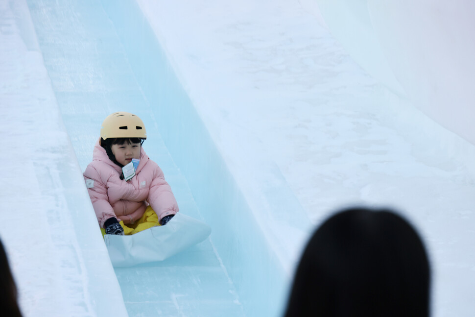 1월10일 오후 부모와 함께 화천산천어축제를 찾은 아이가 얼음 미끄럼틀을 즐기고 있다.