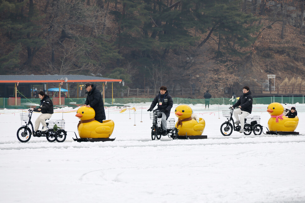 1월11일 ‘제99회 포천 산정호수 썰매축제’를 찾은 시민들이 오리썰매를 타며 즐거워하고 있다.