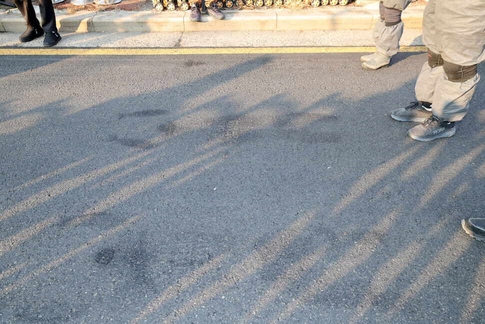 Where the marchers lay prostrate on the ground, sweat marks remained. (Kim Hye-yun/The Hankyoreh)