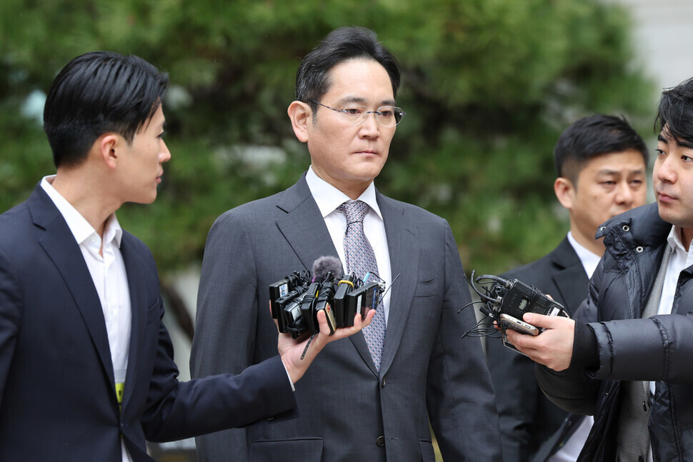 Samsung Electronics Chairperson Lee Jae-yong leaves the Seoul Central District Court on Feb. 5 after being acquitted of stock manipulation in a case related to the merger of two Samsung affiliates. (Kim Yeong-won/The Hankyoreh)