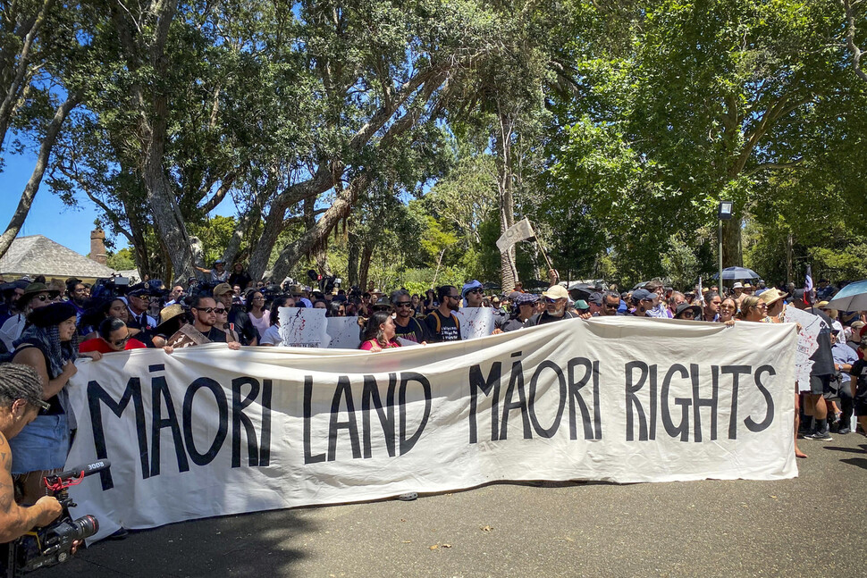 2024년 2월5일 뉴질랜드 북섬 와이탕기에서 마오리족 활동가들이 ‘와이탕기의 날’ 기념식을 앞두고 ‘와이탕기 조약의 집’ 경내로 행진하고 있다. 원주민 지도자들은 보수 국민당 정부의 마오리 원주민 정책을 강하게 비판했다. AP 연합뉴스