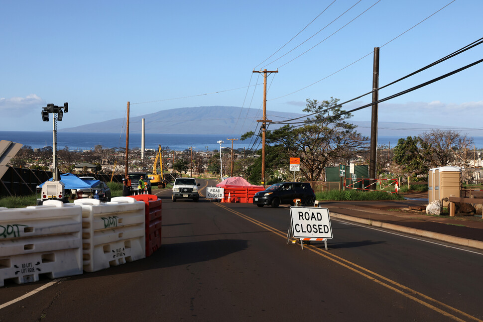 하와이 산불이 발생한 지 넉 달 만인 2023년 12월, 마우이섬 라하이나 중심부가 통행증을 발급받은 일부 주민과 사업자에게만 재개방됐다.