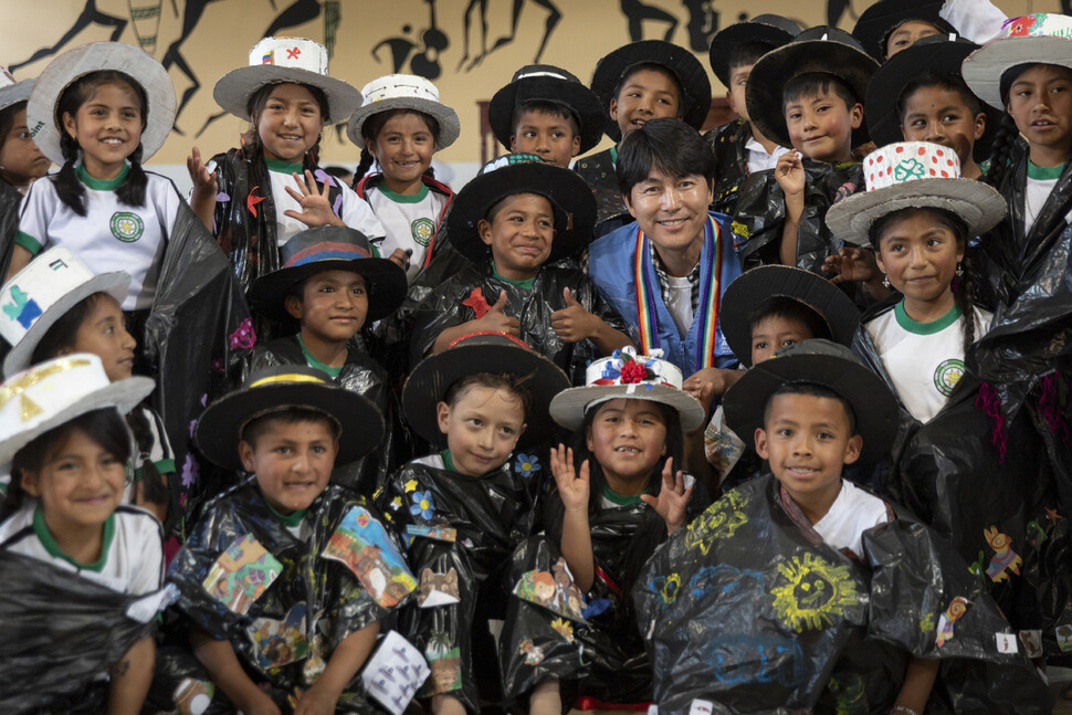 정우성 유엔난민기구(UNHCR) 친선대사(가운데)가 2024년 2월20일 콜롬비아 남서부 산악지대 도시 파스토의 원주민 농산업학교에서 자신을 환대해준 아이들과 기념사진을 찍고 있다. UNHCR 제공