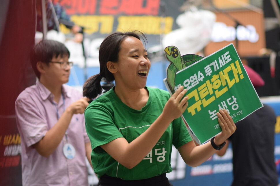 2023년 8월12일 서울 중구 프레스센터 앞에서 ‘일본 방사성 오염수 해양투기 저지 전국행동’에 참여하고 있는 김혜미 후보. 녹색당 제공
