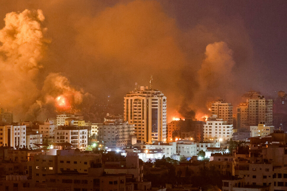 이스라엘이 전쟁을 시작한 지 사흘째인 2023년 10월9일 밤 이스라엘군의 공습으로 가자지구 곳곳이 화염과 연기로 뒤덮여 있다. REUTERS