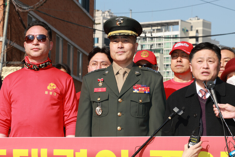 2021년 개정된 군사법원법에 따라 해병대 채 상병 사건 조사 결과를 경북경찰청에 ‘지체없이’ 이첩하려고 했던 해병대 박정훈 전 수사단장은 군 형법상 항명 등 혐의로 기소돼 군사재판을 받고 있다. 2024년 3월21일 박 전 단장이 서울 용산구 군사법원에 출석하고 있다. 김혜윤 한겨레 기자