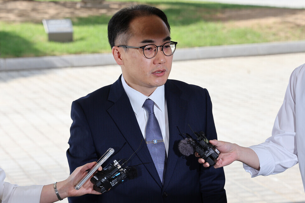 Prosecutor General Lee One-seok answers questions from the press while on his way into the Supreme Prosecutors’ Office in Seoul’s Seocho District on May 14, 2024. (Kim Young-won/The Hankyoreh)