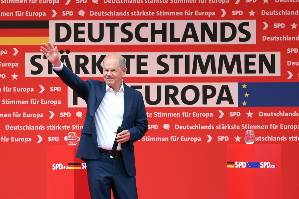German Chancellor Olaf Scholz waves to supporters at a campaign event in Berlin, Germany, on June 1, 2024. (EPA/Yonhap)