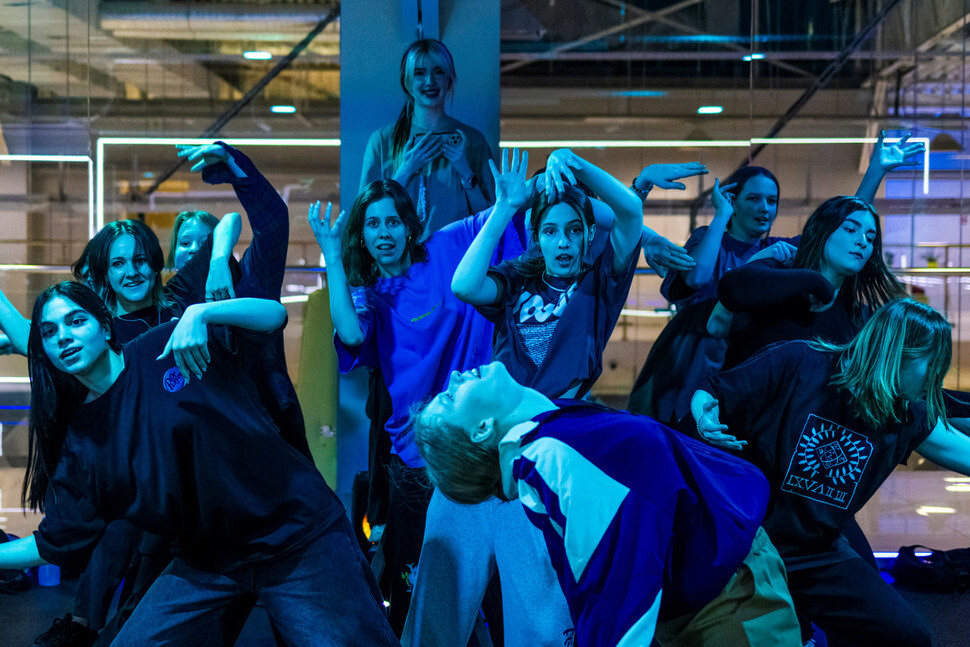 안무가 이바놉스카야(맨 뒤)가 모스크바에 있는 GSS 케이팝 스튜디오에서 댄스 수업을 이끌고 있다.