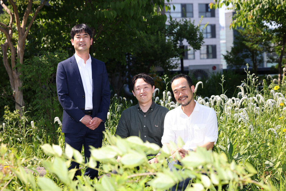 다큐멘터리영화 <생츄어리>의 김정호 청주동물원 수의사(왼쪽부터), 김봉균 충남 야생동물 구조센터 재활 관리사, 왕민철 감독이 2024년 6월4일 한겨레신문사 사옥을 찾았다. 류우종 기자 wjryu@hani.co.kr