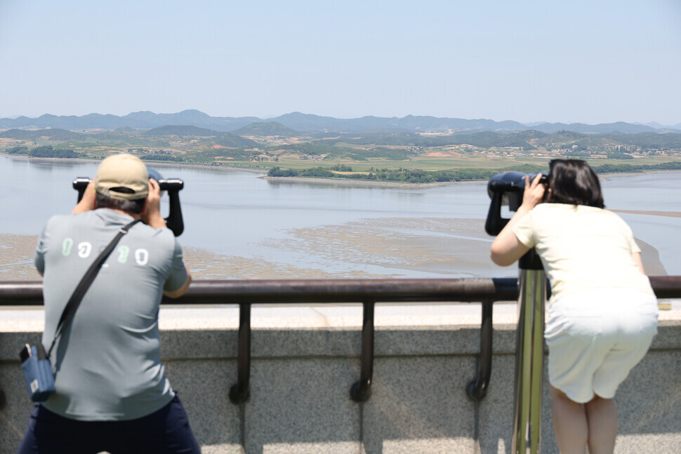 Tourists use binoculars to peer into North Korea from Odusan Unification Tower, in Paju, Gyeonggi Province. (Kim Hye-yun/The Hankyoreh)