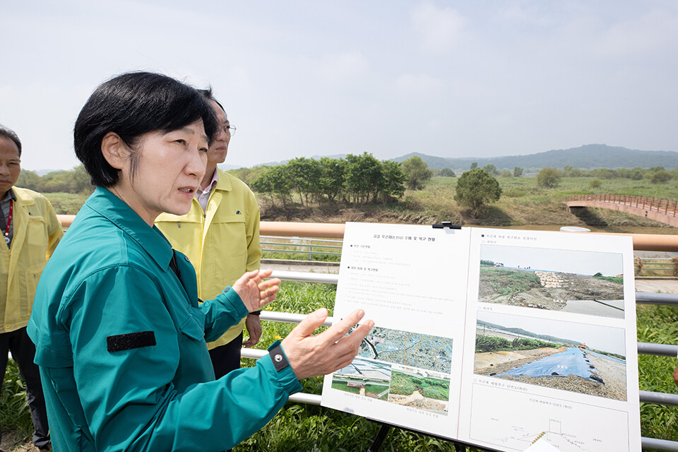 한화진 환경부 장관은 2023년 7월20일 감사원의 4대강 사업에 대한 5차 감사 결과가 나오자, 그 지적 사항을 빌미로 금강, 영산강의 5개 보 처리 방안을 취소하는 초무리수를 뒀다. 그날 오전 호우와 홍수 피해를 본 충남 논산시의 한 제방 현장을 찾아간 한 장관. 환경부 제공