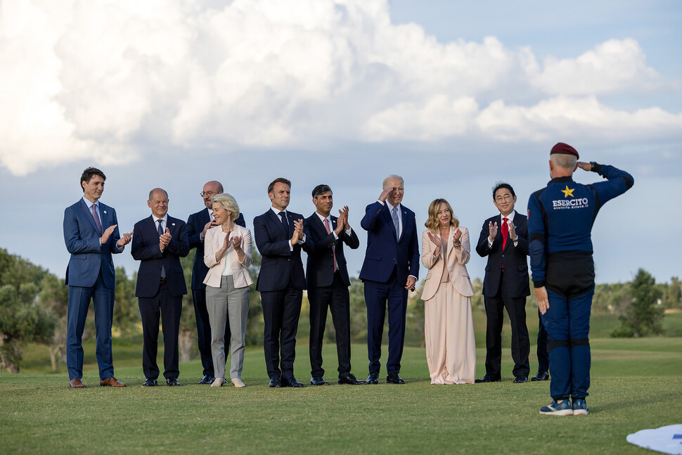 G7, 동결된 러 자산으로 우크라에 500억달러 지원…러, 보복 경고 - 한겨레