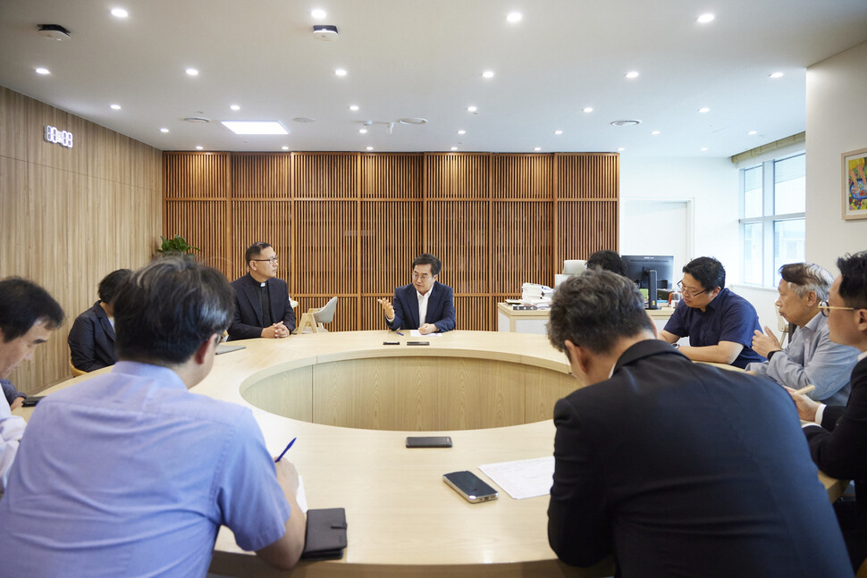 1일 경기도청 도지사 집무실에서 열린 ‘이주노동자 지원정책 마련을 위한 긴급대책 회의’에서 김동연 경기지사(가운데)가 회의를 주재하고 있다. 경기도 제공