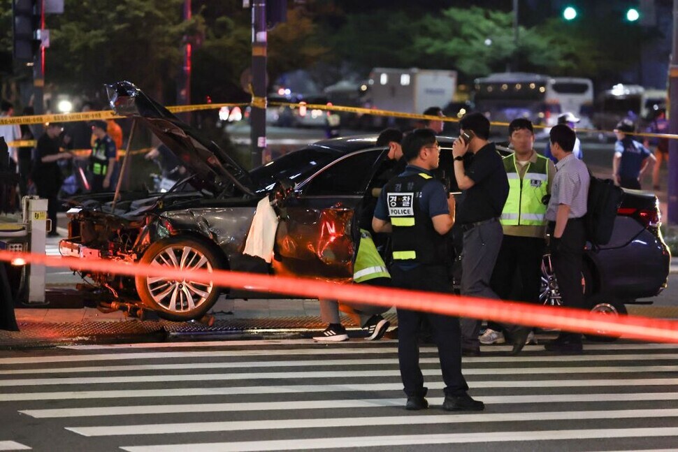 Early on July 2, police cordon off the area around a car that was at the center of a deadly crash on July 1, 2024, near City Hall Station on the Seoul Metro. (Yonhap)