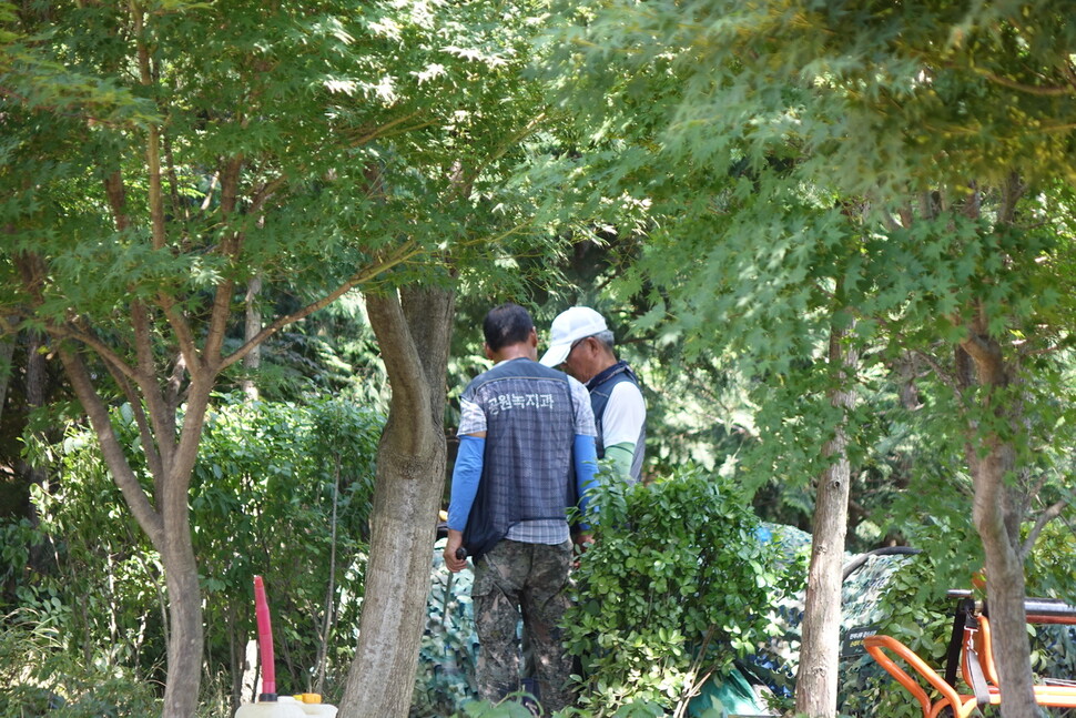 2024년 6월19일 서울 은평구 봉산의 꽃잔디밭에서 은평구청 공원녹지과 관계자들이 급수시설을 점검하고 있다. 모터 소리가 거셌고 기름 냄새가 지독했다. 김양진 기자