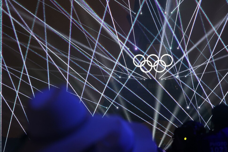 Um espetacular show de laser acontece na cerimônia de abertura das Olimpíadas de Paris 2024, realizada na Praça Trocadero, em Paris, França, no dia 26 (horário local).  Notícias Paris/Yonhap