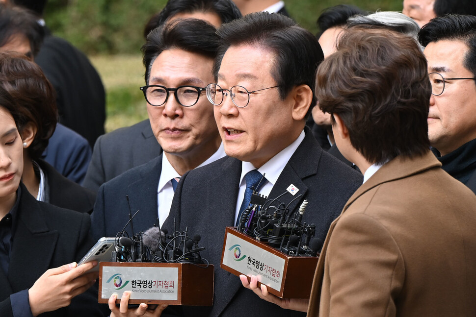 이재명 더불어민주당 대표가 2024년 11월25일 서울 서초구 서울중앙지법에서 열린 위증교사 혐의 사건 1심 선고 공판에서 무죄 판결을 받은 뒤 취재진에게 입장을 밝히고 있다. 연합뉴스