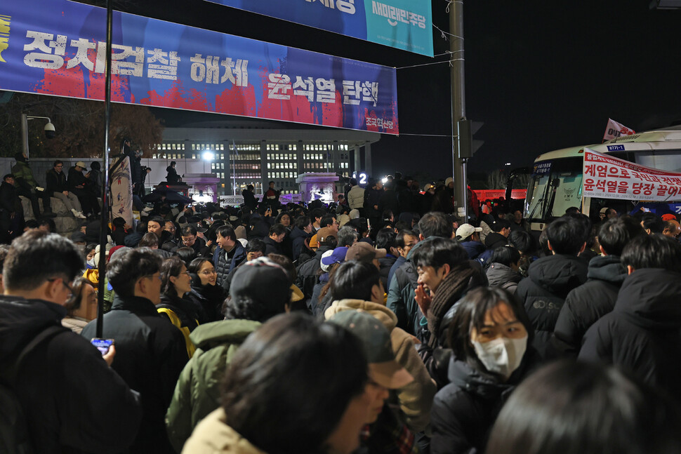 비상계엄이 선포된 2024년 12월4일 새벽 서울 여의도 국회 앞에서 시민들이 계엄해제 등을 요구하고 있다. 이종근 선임기자