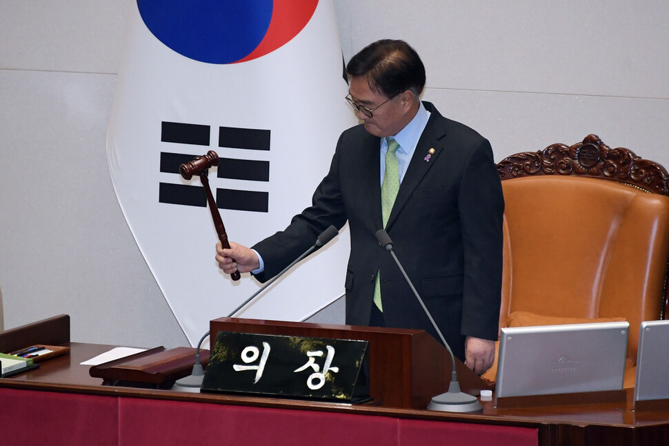 2024년 12월3일 밤 윤석열 대통령이 비상계엄을 선포한 뒤, 12월4일 새벽 서울 영등포구 국회 본회의장에서 우원식 국회의장이 계엄 해제를 요구하는 국회 본회의를 주재하고 있다. 연합뉴스