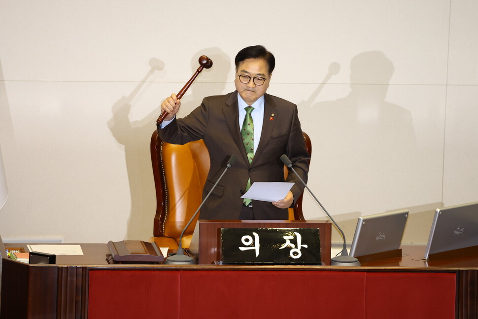 우원식 국회의장이 14일 오후 국회 본회의에서 윤석열 대통령 탄핵소추안 가결을 발표하고 있다. 한겨레 윤운식 선임기자 