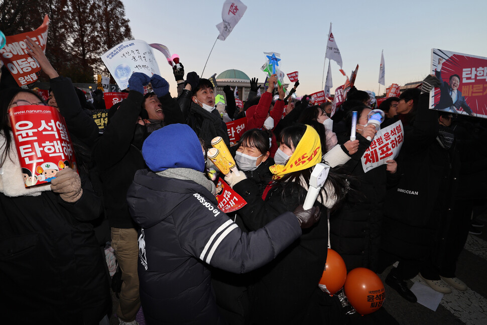 윤석열 대통령 탄핵안이 가결된 2024년 12월14일 오후 서울 여의도 국회 앞에 모인 시민들이 환호하고 있다. 이종근 선임기자