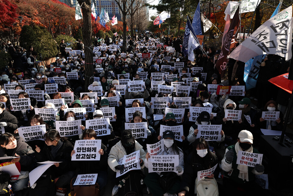 2024년 12월7일 서울 여의도에서 ‘윤석열 퇴진 대학생 시국대회’에 참석한 대학생들이 ‘안전하게 살고 싶다’고 쓴 손팻말을 들고 있다. 이종근 선임기자 root2@hani.co.kr