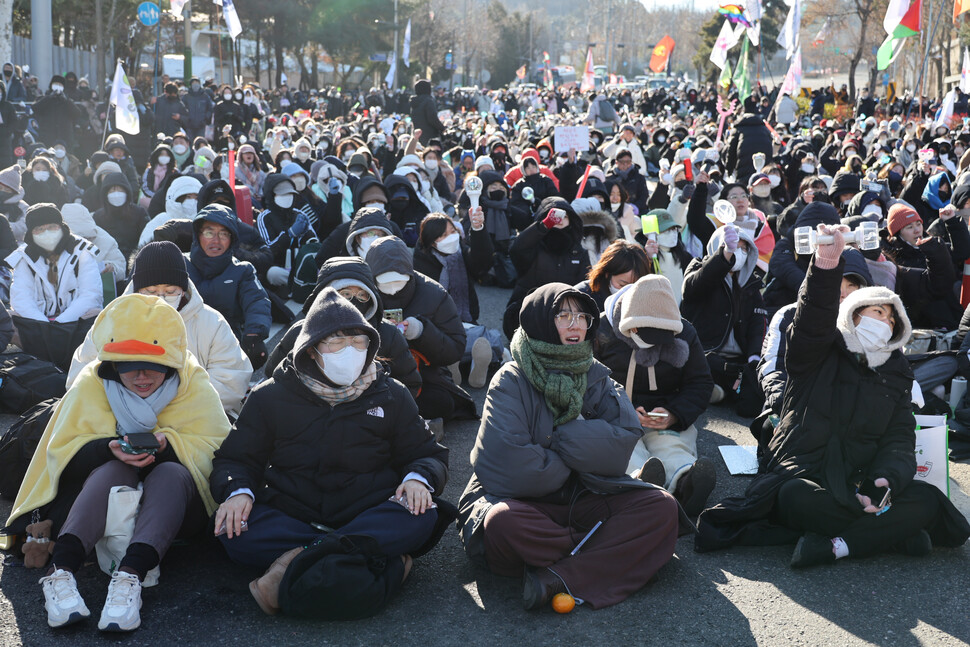 22일 오전 서울 서초구 남태령 일대에서 막힌 전국농민회총연맹(전농)의 트랙터 행렬에 시민들이 함께 하고 있다.김혜윤 기자&nbsp;