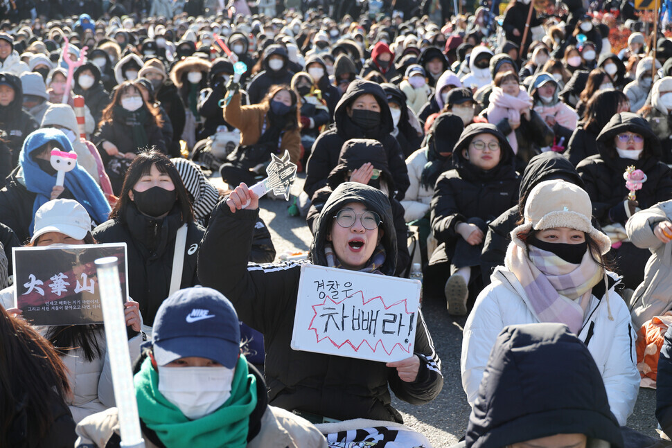 내란죄 피의자인 대통령 윤석열의 구속을 촉구하며 트랙터·화물트럭 등을 타고 상경하던 전국농민회총연맹 전봉준투쟁단을 경찰이 막았다는 소식을 들은 시민들이 2024년 12월22일 오전 서울 관악구 과천대로 남태령고개 인근에 모여 경찰에 철수를 촉구하고 있다. 김혜윤 기자