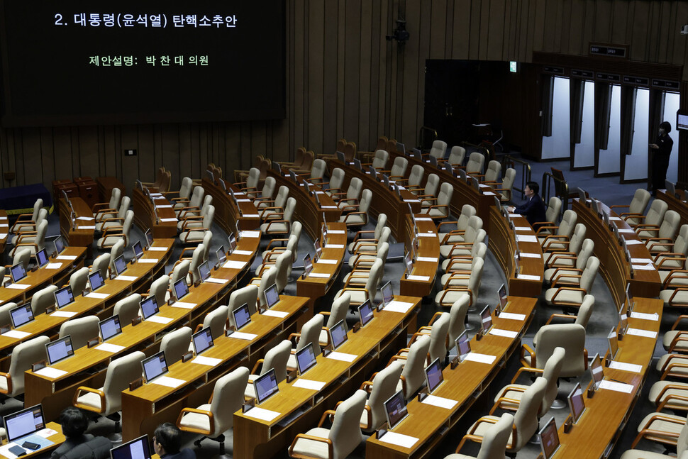 2024년 12월7일 오후 서울 영등포구 여의도 국회 본회의장에서 대통령 윤석열 탄핵 소추 표결이 열렸다. 국민의힘 의원들이 모두 퇴장한 가운데 안철수 의원만 자리를 지키고 앉아있다. 김명진 기자 littleprince@hani.co.kr