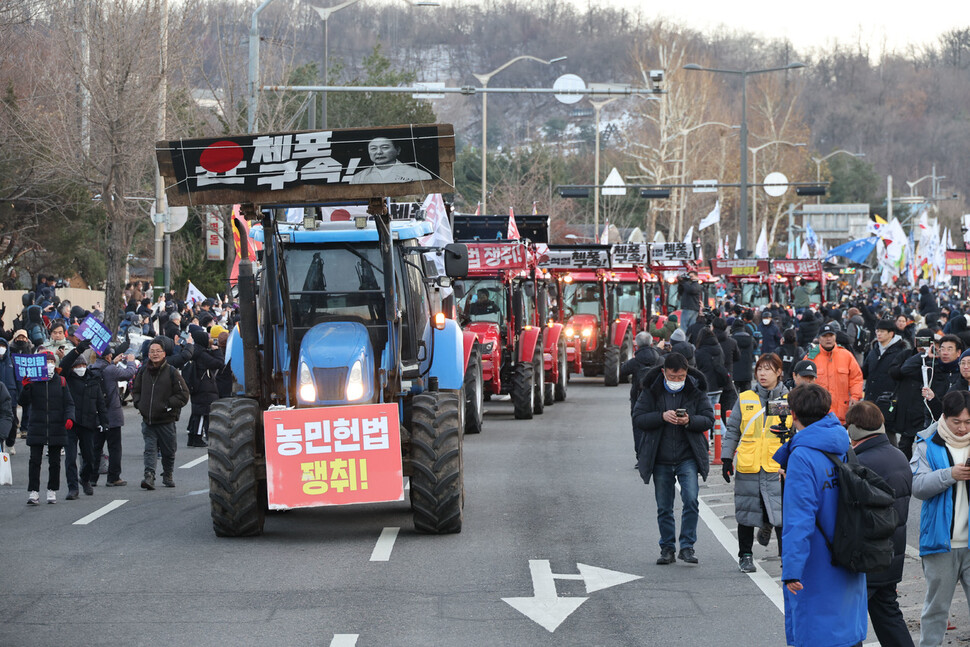 전국농민총연맹 전봉준투쟁단 트랙터가 2024년 12월22일 오후 서울지하철 4호선 남태령역 인근 집회현장에서 한남동 대통령 관저 방향으로 행진하고 있다. 김혜윤 기자 unique@hani.co.kr