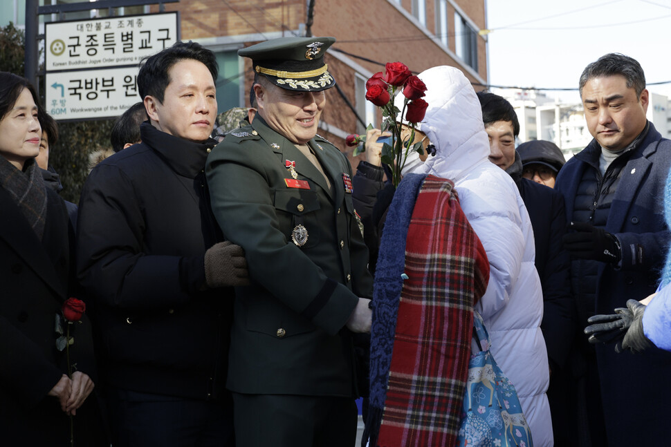 박정훈 전 해병대 수사단장(앞줄 왼쪽 셋째)이 2025년 1월9일 서울 용산구 중앙지역군사법원에서 열린 재판에서 무죄를 선고받은 뒤 시민들의 축하를 받고 있다. 김명진 기자 littleprince@hani.co.kr