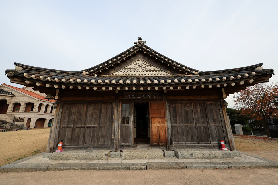 대한성공회 성안드레성당. 1906년에 건립된 온수리성당의 본당인 이곳은 마치 품격 있는 양반집 같다. 성안드레성당은 평신도들이 땅을 기부하고 헌금을 모아 지은 성당이라는 점에서 특별한 의미를 지닌다.