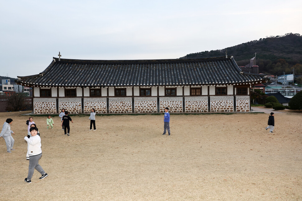 120여 년간 작은 마을 야트막한 언덕 위에서 강화를 품어온 온수리성당 마당에서 동네 아이들이 뛰놀고 있다.