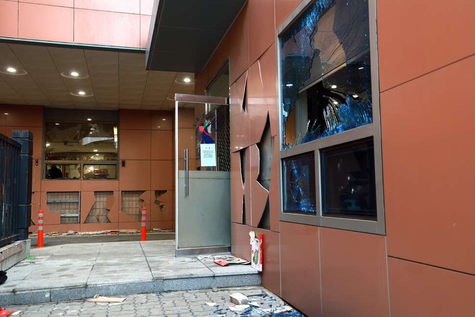 2025년 1월19일 새벽 대통령 윤석열에 대한 구속영장 발부 직후 폭도들에 의해 파괴된 서울 마포구 서울서부지방법원 건물 외벽과 유리창들. 한겨레 정용일 선임기자