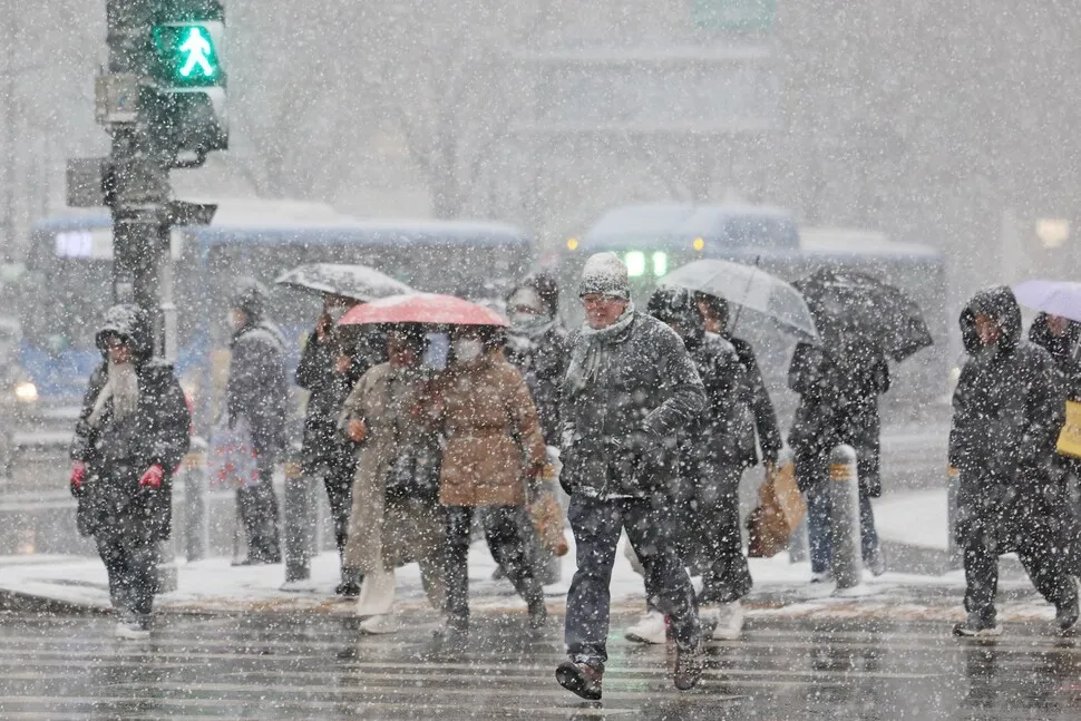 3番目と第1休日の悪天候…50cmの雪、雨、輪郭 –